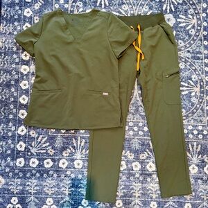 Figs Hunter Green Women's Scrub Set